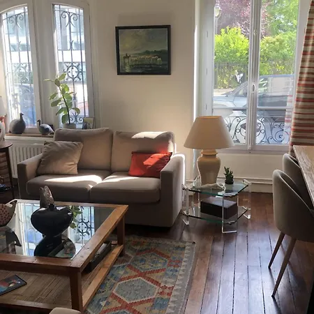 Apartment With Terrace Near Paris